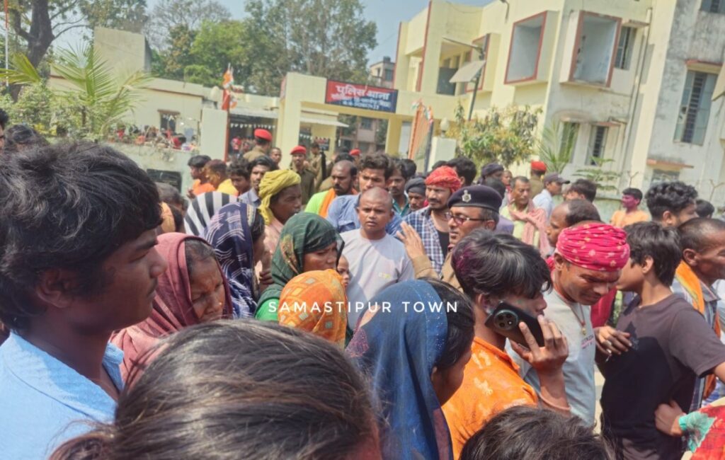 वारिसनगर में युवक का शव मिलने से सनसनी, ह'त्या की आशंका को लेकर लोगों ने थाने को घेरा 1 IMG 20260305 WA0031