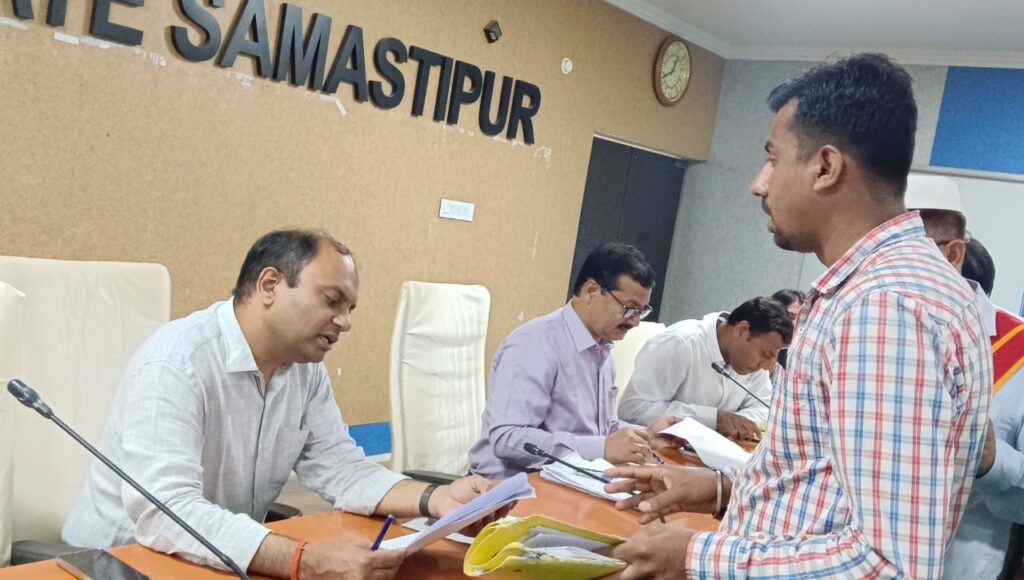 जनता दरबार लगाकर DM ने सुनी शिकायत, अधिकारियों से बोले- "लोगों की समस्या का तुरंत समाधान करें, लापरवाही बर्दाश्त नहीं होगी" 1 IMG 20260307 WA0022