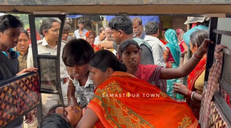 गुंडागर्दी : शहर के मथुरापुर घाट पर भाड़े के विवाद में महिला से बदसलूकी, टोटो चालक ने मोबाईल भी छीना, जमकर हुआ बवाल 1 IMG 20260308 WA0057