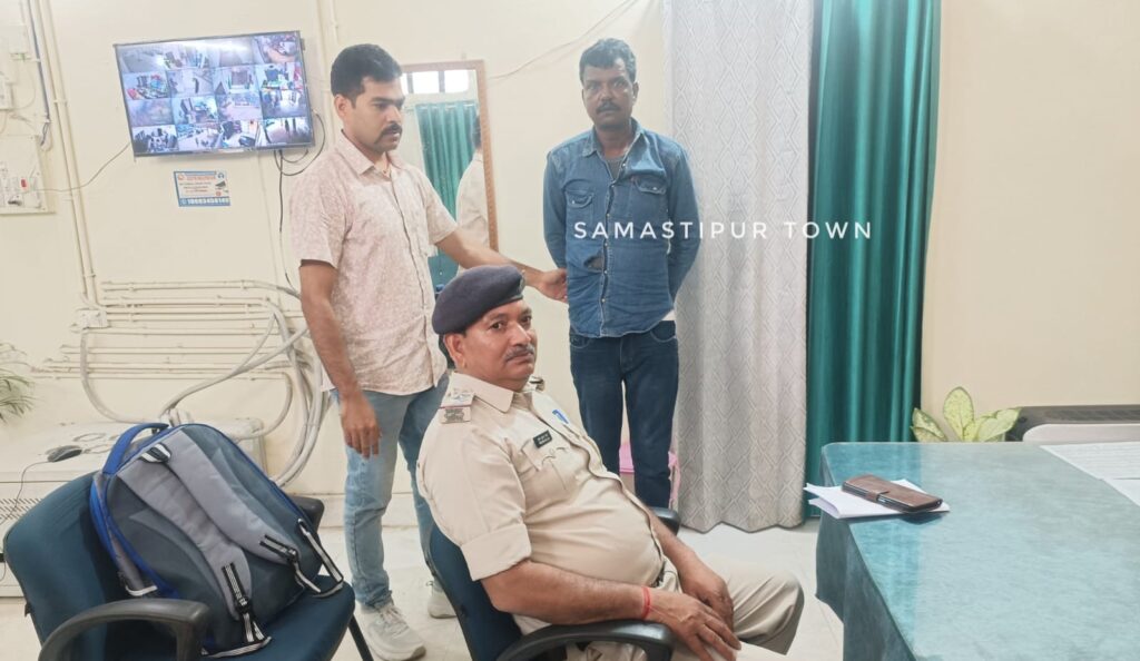 समस्तीपुर कोर्ट से बाहर निकलते ही अंतरराज्यीय शराब तस्कर को पुलिस ने किया गिरफ्तार 1 IMG 20260311 WA0047