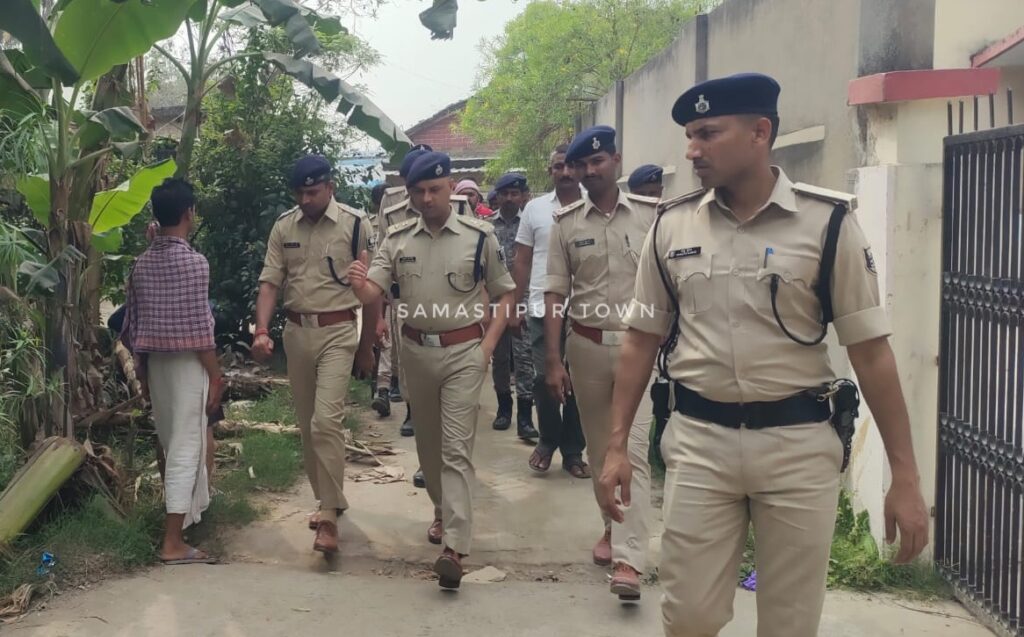विद्यापतिनगर में हुए निलेश हत्याकांड को लेकर ग्रामीणों ने किया सड़क जाम, मऊ बाजार को कराया बंद, SP ने घटनास्थल का लिया जायजा 1 IMG 20260315 WA0028