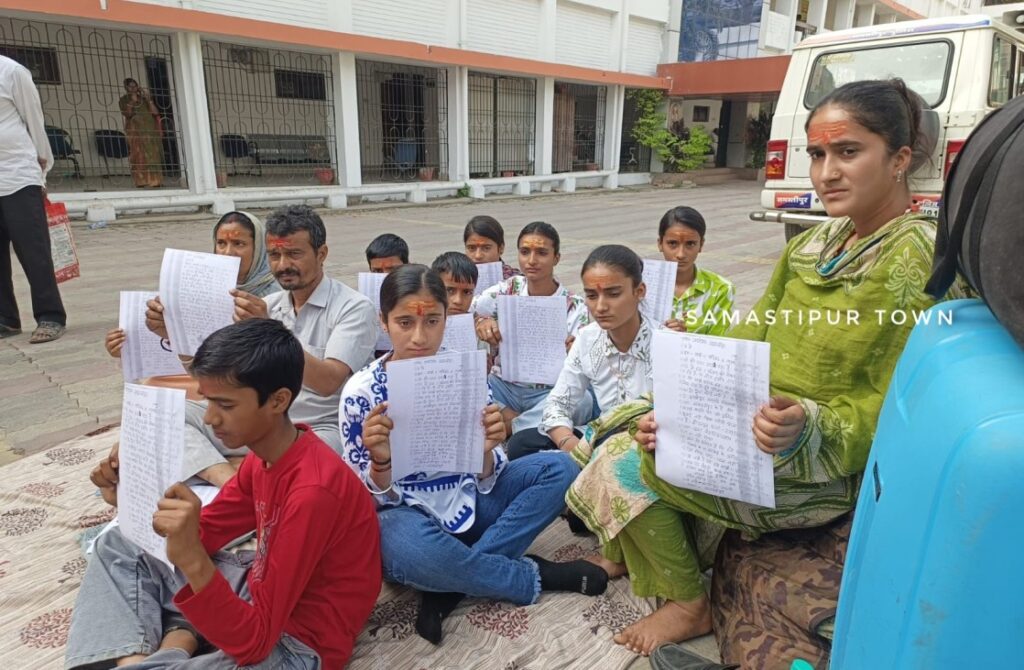 जान के सुरक्षा की मांग को लेकर समस्तीपुर कलेक्ट्रेट में धरने पर बैठा पूरा परिवार, DM और SP से सुरक्षा की गुहार 1 IMG 20260316 WA0089