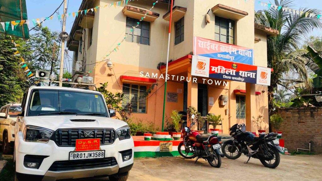 म्यूल अकाउंट में पैसे भेजकर निकासी कर रहे साइबर अपराधी, दो संदिग्धों को समस्तीपुर साईबर पुलिस हिरासत में लेकर कर रही पूछतात 1 IMG 20260317 WA0111