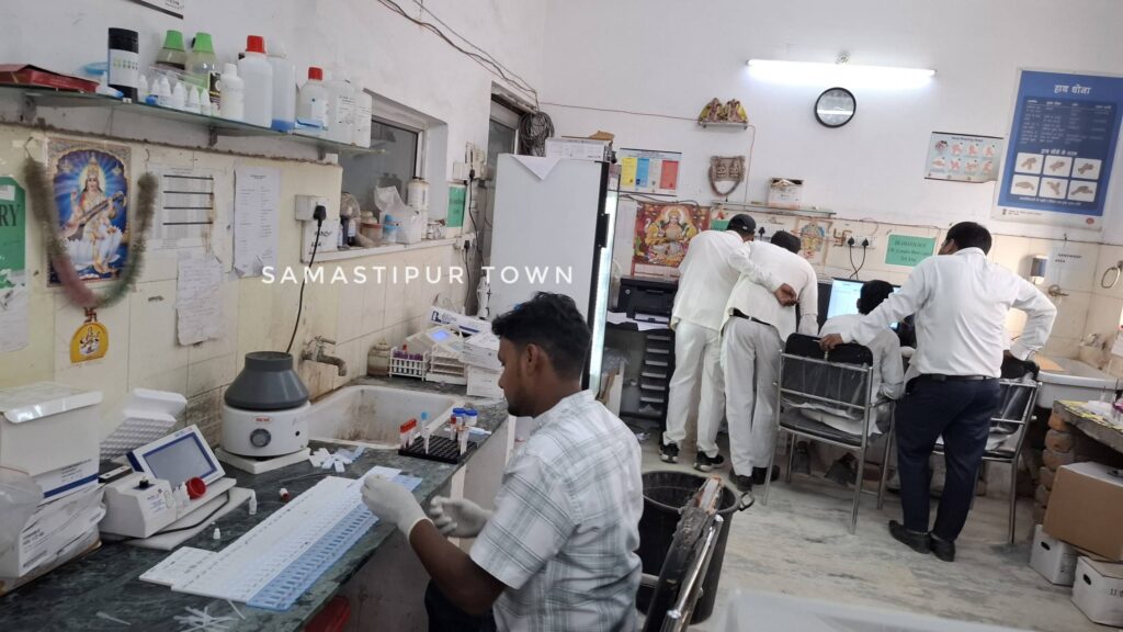 समस्तीपुर सदर अस्पताल में टेक्नीशियन के भरोसे चल रही पैथोलॉजी व्यवस्था, पैथोलॉजिस्ट की ड्यूटी अन्य विभागों में लगी 1 IMG 20260319 WA0083