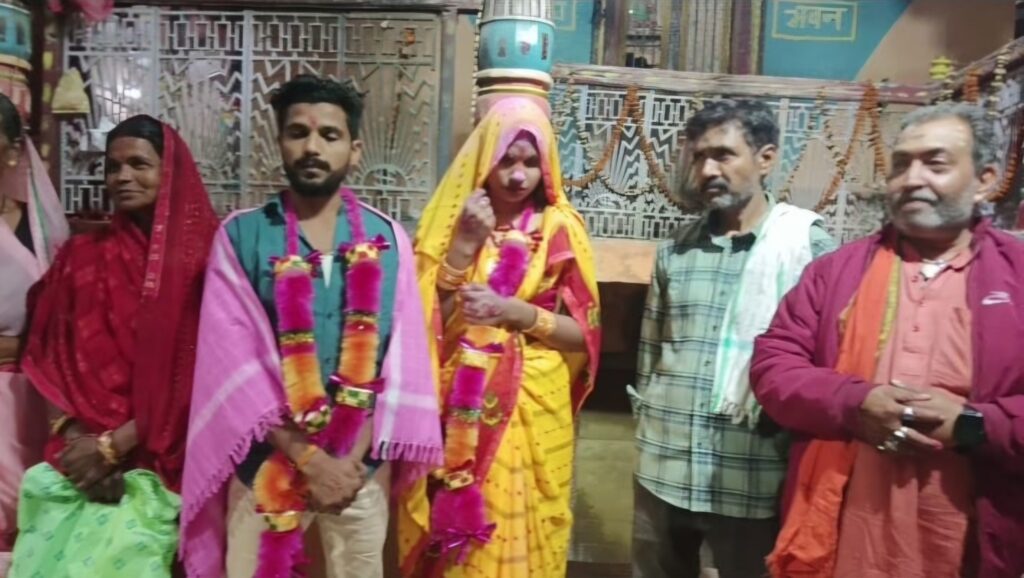 समस्तीपुर : पुलिस व ग्रामीणों की पहल पर प्रेमी जोड़े की मंदिर में हुई शादी 1 IMG 20260323 WA0083 1