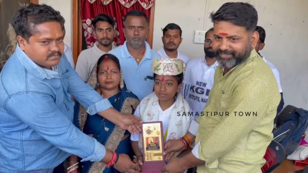 समस्तीपुर : मैट्रिक परीक्षा के रिजल्ट में होटल चलाने वाले की बेटी ज्योति ने बिहार भर में चौथा स्थान लाया 1 IMG 20260329 WA0109