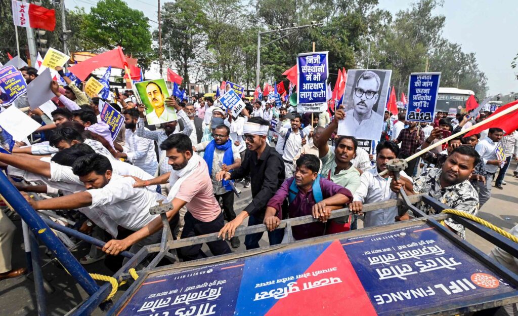 यूजीसी नियम लागू कराने पटना की सड़कों पर उतरे छात्र, पुलिस से भिड़ंत्त; 7 हिरासत में 1 PTI03 18 2026 000149B 0 1773829261986 1