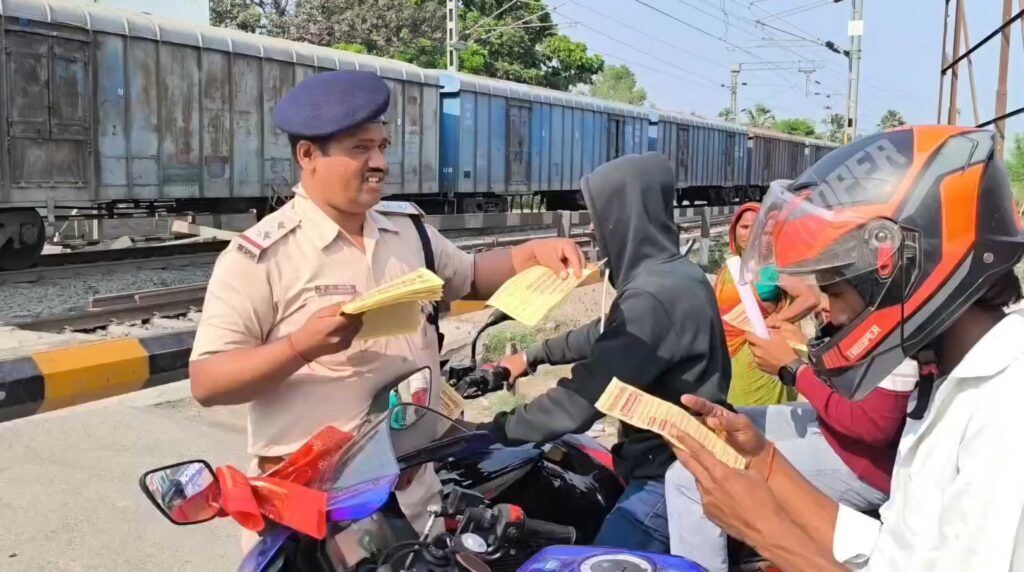 लापरवाही छोड़ें नहीं तो होगा खतरा, समस्तीपुर में RPF जवानों ने लोगों को किया जागरूक 1 VID 20260329 WA00511