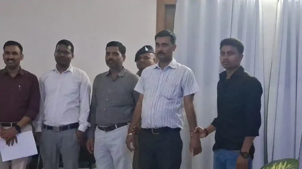 बिहार: खनन विभाग का डाटा ऑपरेटर 50000 का घूस लेते गिरफ्तार, कई अधिकारी-कर्मचारी फरार 1 b08a580e 1cd5 49d0 97ec f0757e8d26a1