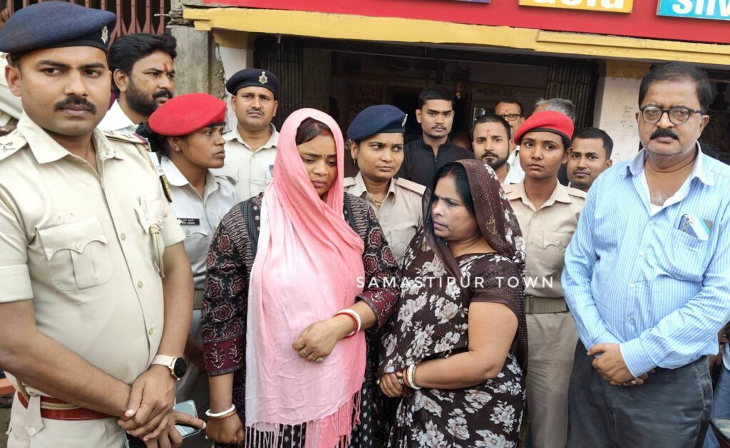 दुकानदार को चकमा देकर नकली आभूषण रखकर असली आभूषण चुराने वाली समस्तीपुर की दो महिलाएं गिरफ्तार 1 e7e41d34 0354 4947 b1cb dbe5473fb0ee 1774270007509 1