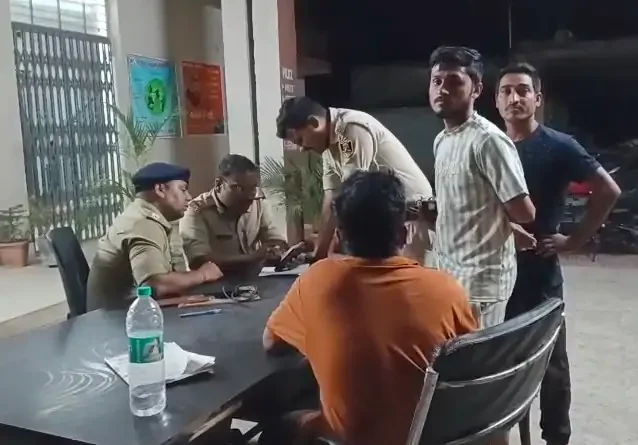 बिहार: फिल्मी अंदाज में 'कस्टम अधिकारी' बनकर 17KG सोने की लूट; कारोबारी के स्टाफ बोले- जबरन कार में बिठाया, सभी सफेद शर्ट-खाकी पैंट में थे 1 080e2089 99cb 43d9 857a c8b1d4996aad 1775370346111