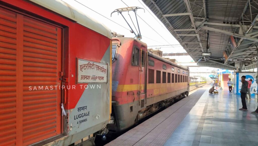 समस्तीपुर जंक्शन पर सीट को लेकर इंटरसिटी एक्सप्रेस में दो पक्षों के बीच मारपीट 1 202305311624573693723 1