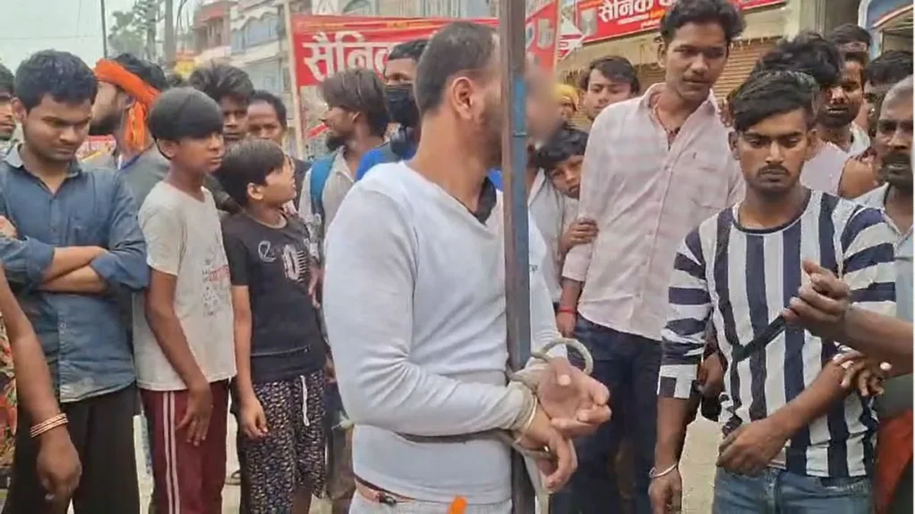 बिहार: रिटायर्ड अधिकारी के बेटे को पोल से बांधकर पीटा, बकरी चोरी के शक में भीड़ की तालिबानी सजा 1 Bihar Crime News 6 1777454256838