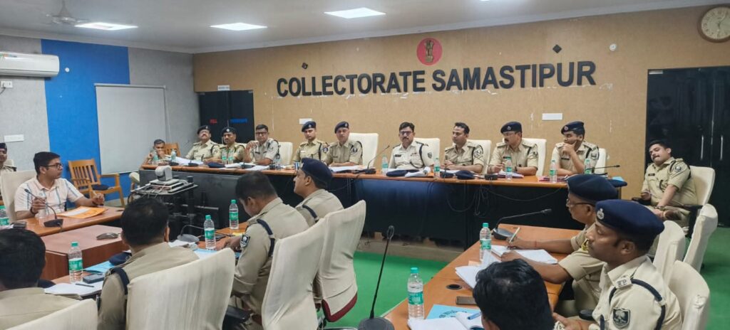 समस्तीपुर जिले में लगातार बढ़ रहे क्राइम के ग्राफ पर SP नाराज, चार घंटों से अधिक समय तक चली क्राइम मीटिंग में SP ने थानाध्यक्षों को दिए टास्क 1 FB IMG 1775743911964