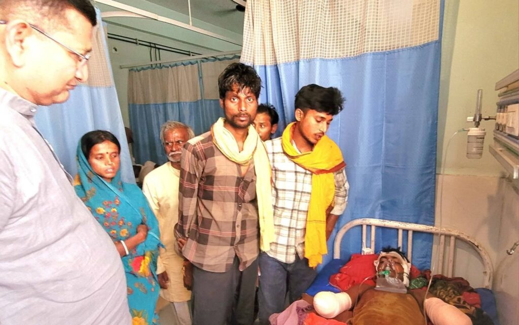 समस्तीपुर : गेहूं दौनी करने के दौरान थ्रेसर की चपेट में आया युवक, हाथ और कान कटे; तीन छोटे-छोटे बच्चे व गर्भवती पत्नी पर टूटा दुखों का पहाड़ 1 FB IMG 1776142163182