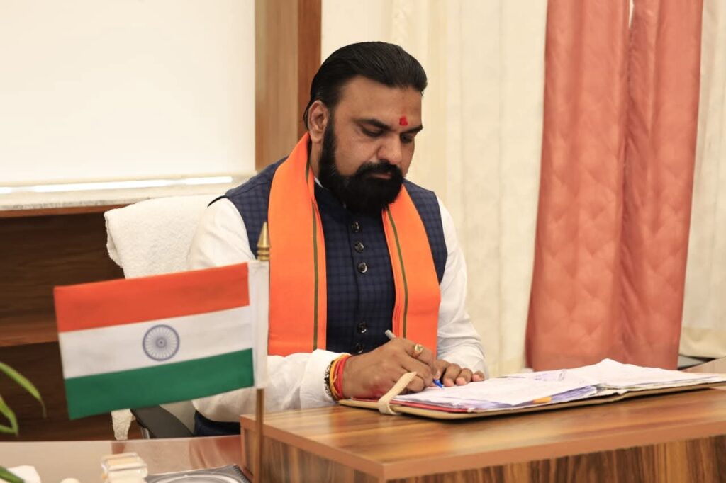 बिहार में राजस्व अधिकारियों की हड़ताल खत्म, 55 दिनों बाद काम पर लौटेंगे सीओ; सम्राट सरकार से बन गई बात 1 FB IMG 1776254722336
