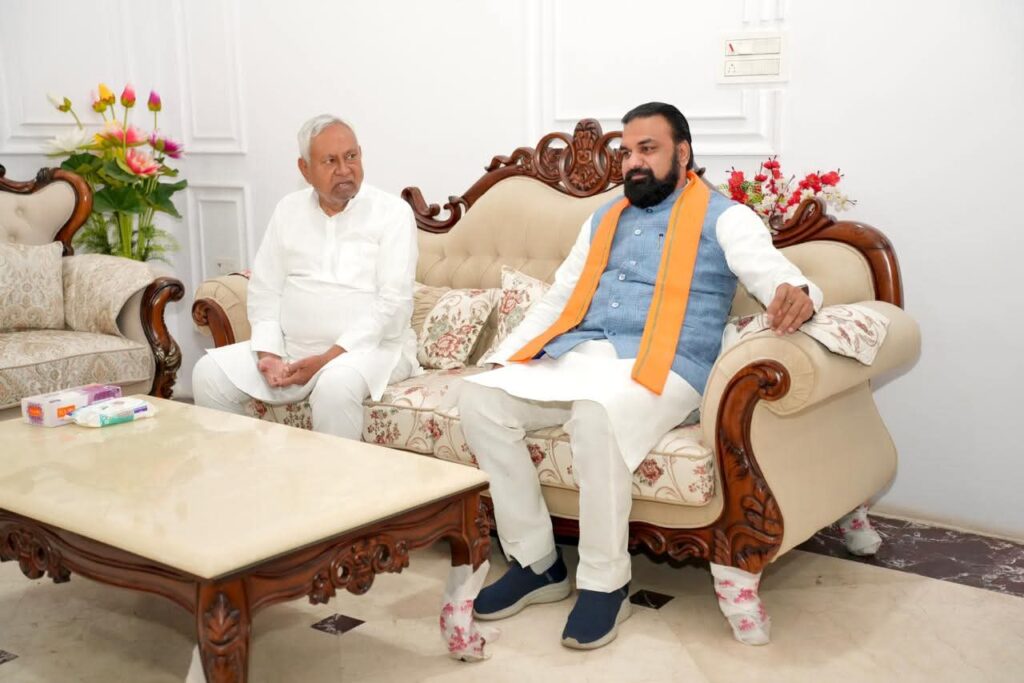 सीएम सम्राट चौधरी से मिलने पहुंचे नीतीश कुमार, बंद कमरे में 20 मिनट क्या हुई बात? 1 FB IMG 1776493820337