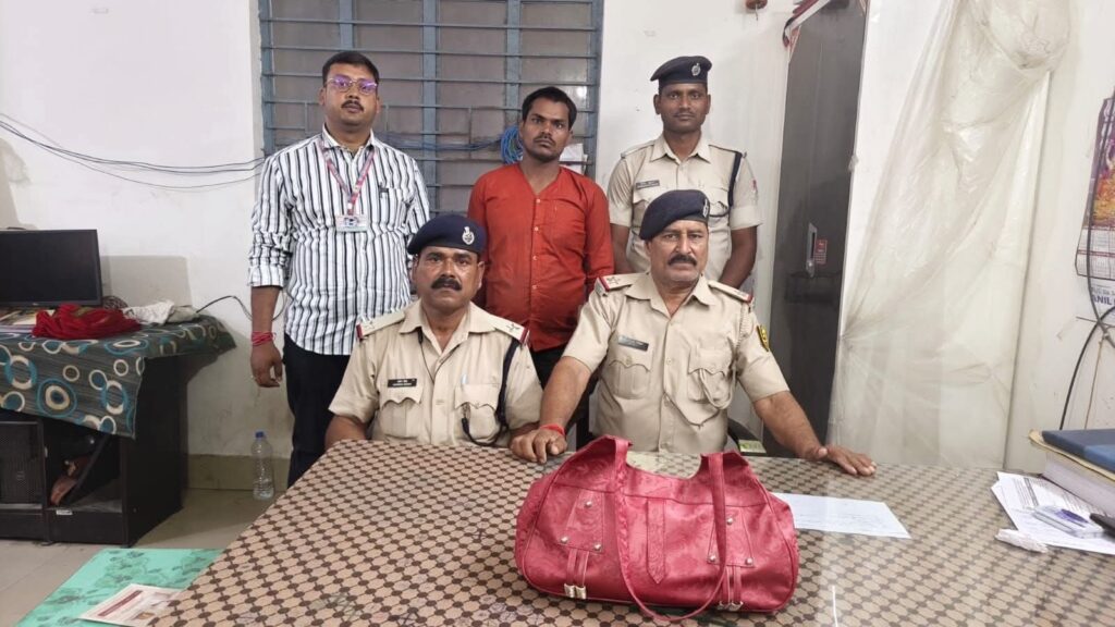 समस्तीपुर रेलवे स्टेशन पर पर्स छीनकर भाग रहा चोर गिरफ्तार, भेजा गया जेल 1 FB IMG 1776610088863