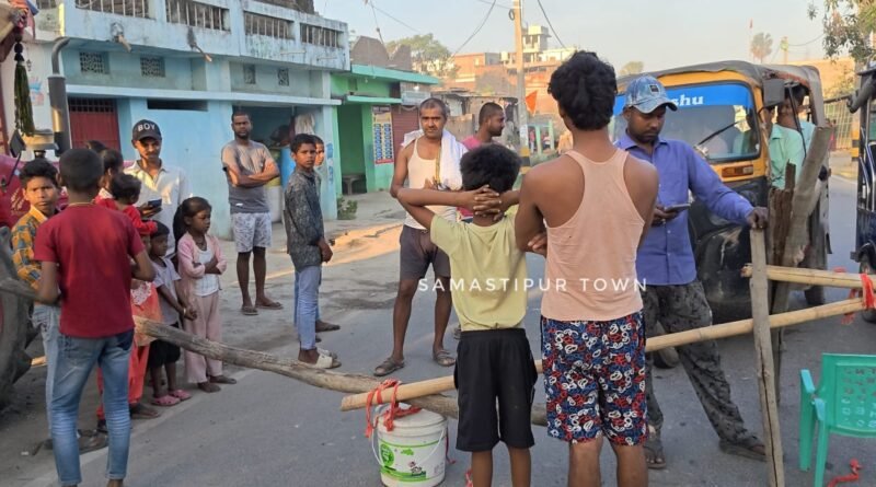 जलापूर्ति संकट पर फूटा लोगों का गुस्सा, नगर निगम वार्ड संख्या 29 के चांदोपट्टी मोहल्ले में समस्तीपुर-ताजपुर पथ किया जाम 1 IMG 20260404 WA0002