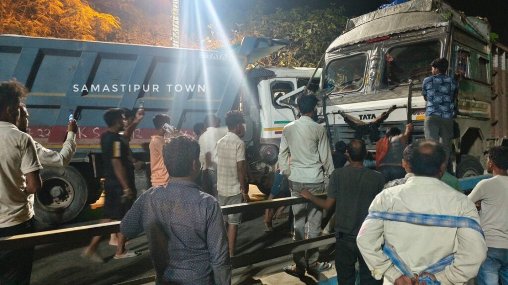 ओवरब्रिज पर दो ट्रकों की आमने-सामने टक्कर, तेज धमाके की आवाज पर जुटे लोग 1 IMG 20260416 WA0034
