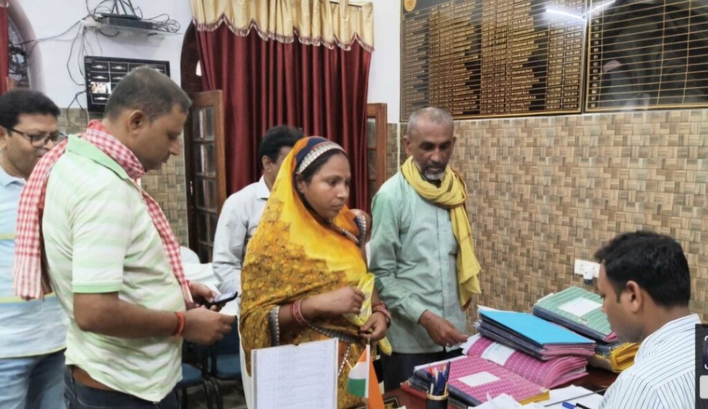 समस्तीपुर सदर SDO कार्यालय में 'सेवा संवाद समाधान' कार्यक्रम आयोजित; 54 मामलों की सुनवाई, 39 का मौके पर निष्पादन 1 IMG 20260420 WA0093