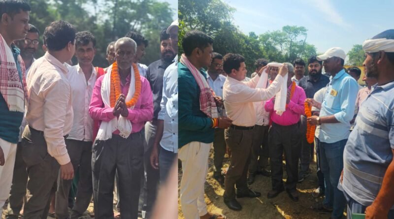 रास्ते के लिये अपनी निजी जमीन निःशुल्क दान कर गांगो महतो बने मिसाल, बिथान के सखवा का दशकों से बंद पड़ा अस्पताल अब होगा चालू 1 InCollage 20260407 112135540