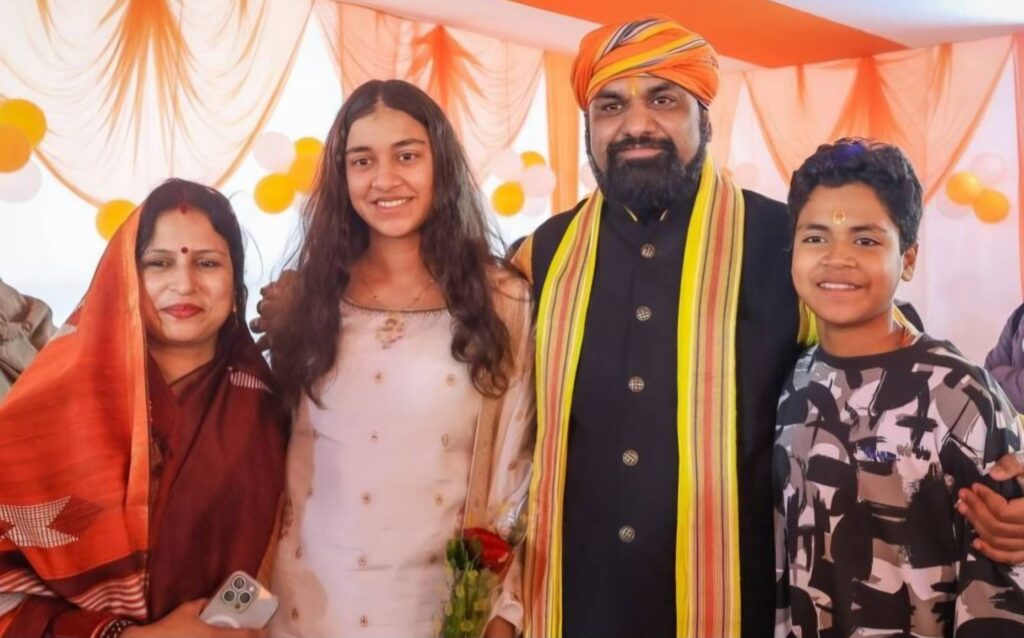 किस पेशे से जुड़ी हैं सम्राट चौधरी की पत्नी, और कौन-कौन से सदस्य हैं परिवार में, यहां क्लिक कर पढ़े... 1 Samrat Choudhary with his wife and kids 1