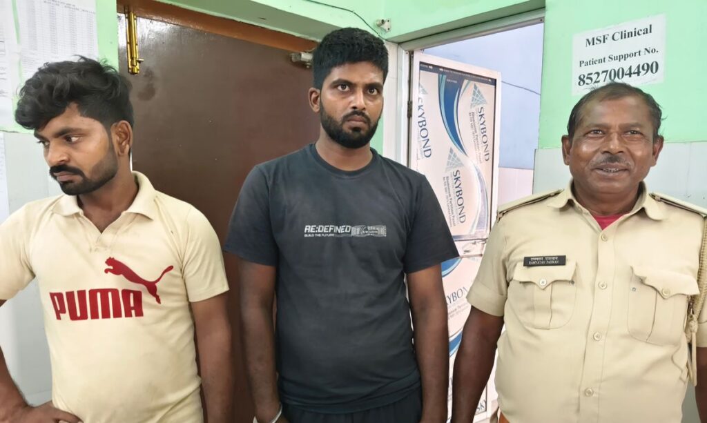 समस्तीपुर में ऑनलाइन बुकिंग कर लायी जा रही 405 लीटर विदेशी शराब जब्त, ड्राइवर और खलासी गिरफ्तार 1 a66e1bab 5a62 460b bfcb dfd514920a59 1775041609732