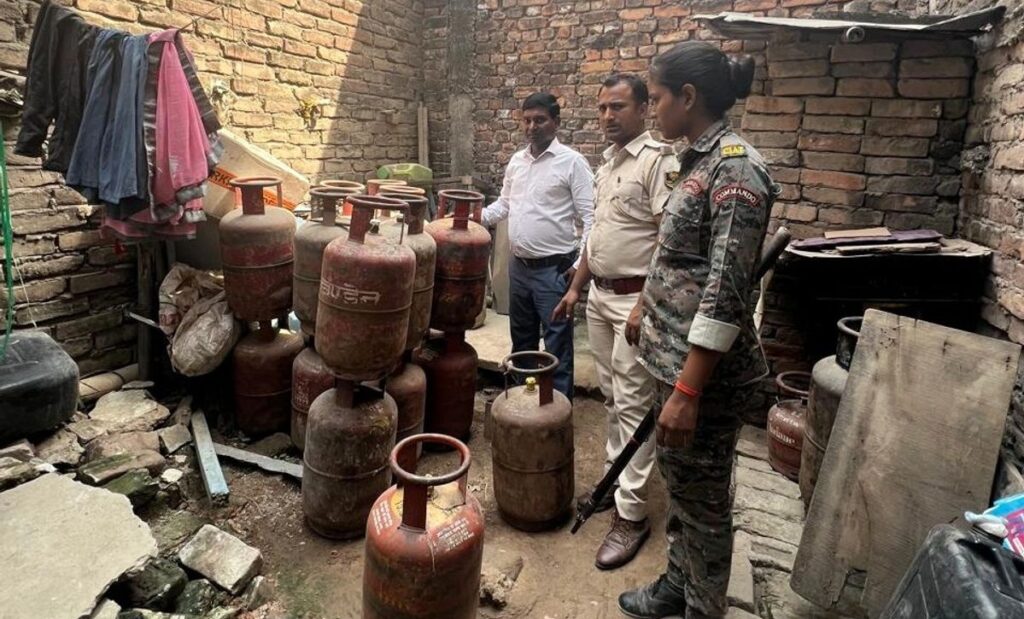 पटोरी में गैस की कालाबाजारी हुआ भंडाफोड़, प्रशासन ने 33 सिलिंडर किया जब्त 1 b0acc27a ff3a 4e14 a4a0 cead6d48a3bc 1776682506893