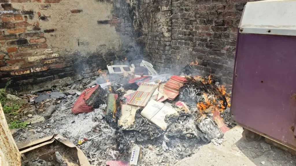 बिहार के इस जिले में डिप्टी सीएम के दौरे से पहले बड़ा खेल, जलाए गए सरकारी कागजात! भ्रष्टाचार छुपाने की आशंका 1 image