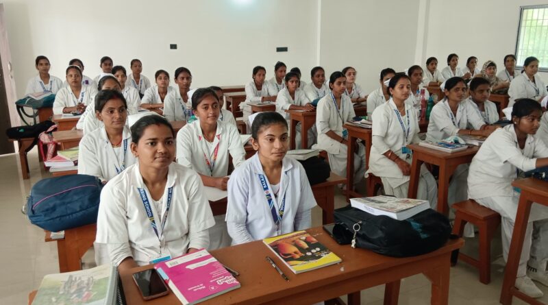 बालाजी नर्सिंग स्कूल में जिला स्टार्टअप प्रोग्राम एवं मार्गदर्शन कार्यशाला आयोजित, नर्सिंग छात्राओं को स्टार्टअप और उद्यमिता की दी गई जानकारी 1 20260520 215706