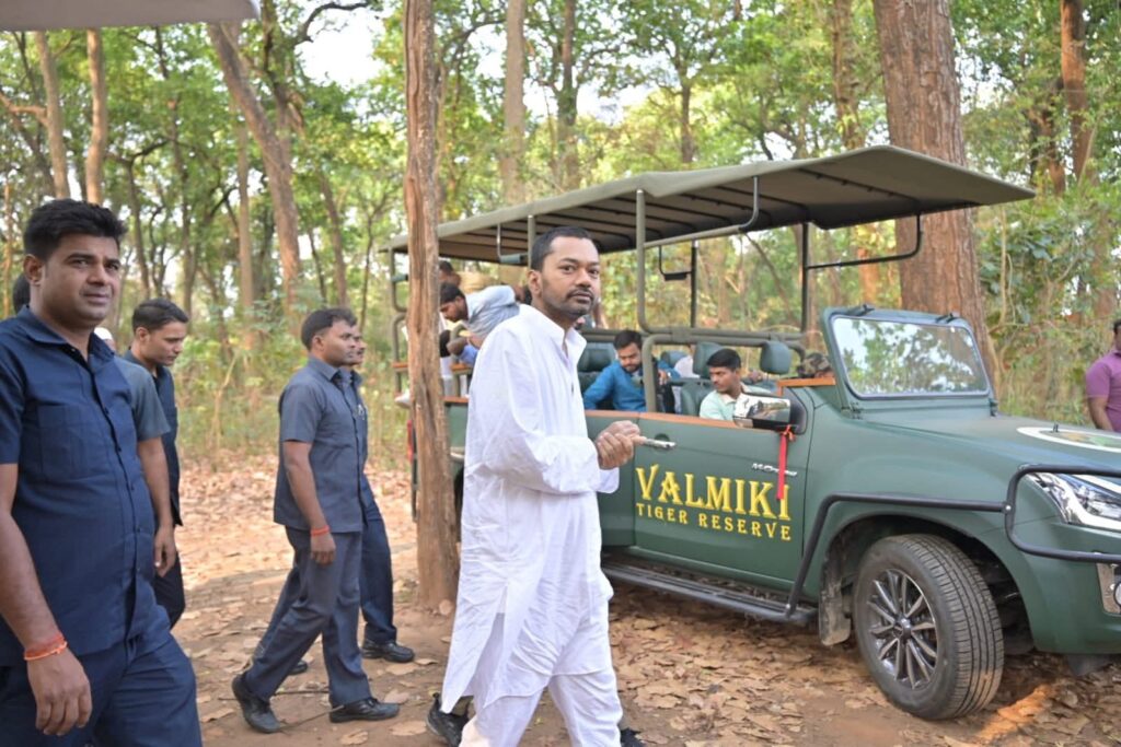निशांत कुमार ने वाल्मीकि टाइगर रिजर्व में की जंगल सफारी, महाकालेश्वर मंदिर में टेका माथा 1 FB IMG 1777892783616