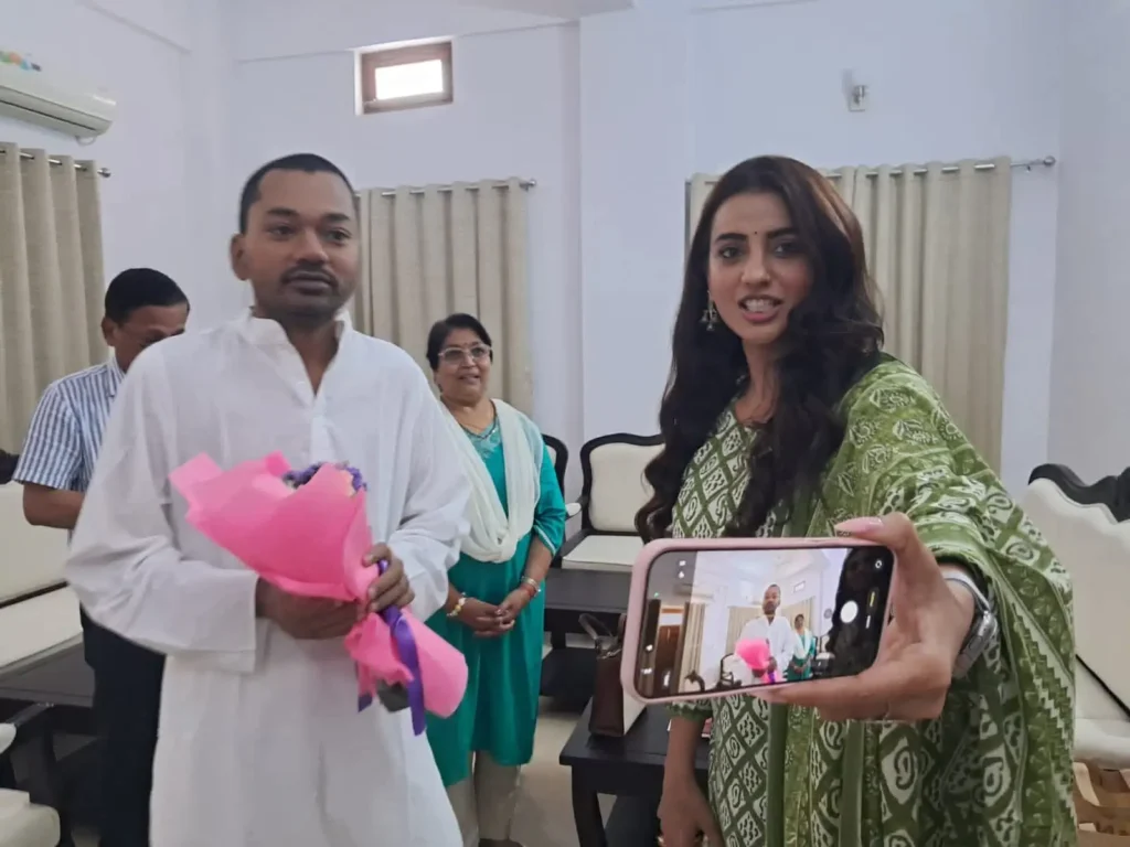जरा, मेरे मोबाइल से भी फोटो खींच दीजिए! मिठाई और गुलदस्ता लेकर निशांत से मिलीं अक्षरा 1 FB IMG 1778326814664