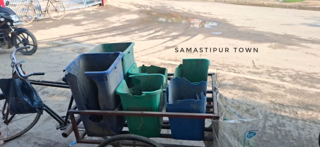 विद्यापतिनगर में जर्जर वाहन व टूटे डब्बा से चल रहा लोहिया स्वच्छता अभियान कार्य 1 IMG 20260508 WA0009