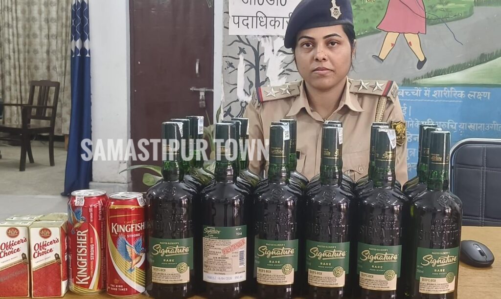 समस्तीपुर नगर थाने की पुलिस ने 15 लीटर अंग्रेजी शराब और बीयर किया बरामद 1 IMG 20260520 WA0102