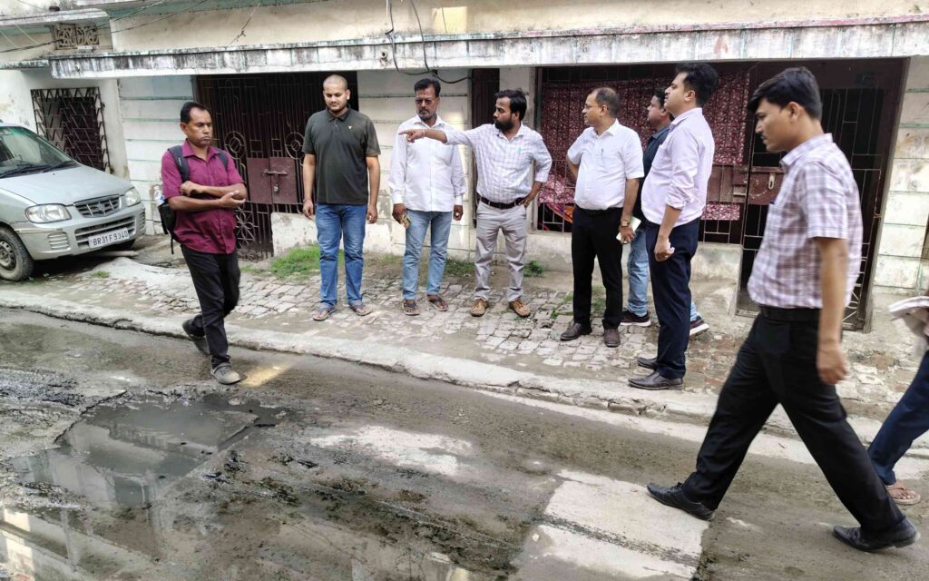 प्रोफेसर कॉलोनी की स्थिति बदहाल, नगर आयुक्त ने जलजमाव व पाइप-लाइन समस्या जल्द दूर करने का दिया निर्देश 1 IMG 20260527 WA0061