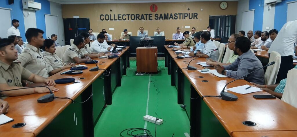 समस्तीपुर DM ने की विभागीय बैठकों की मैराथन समीक्षा, कानून-व्यवस्था से लेकर जलजमाव तक दिए निर्देश 1 IMG 20260527 WA0073