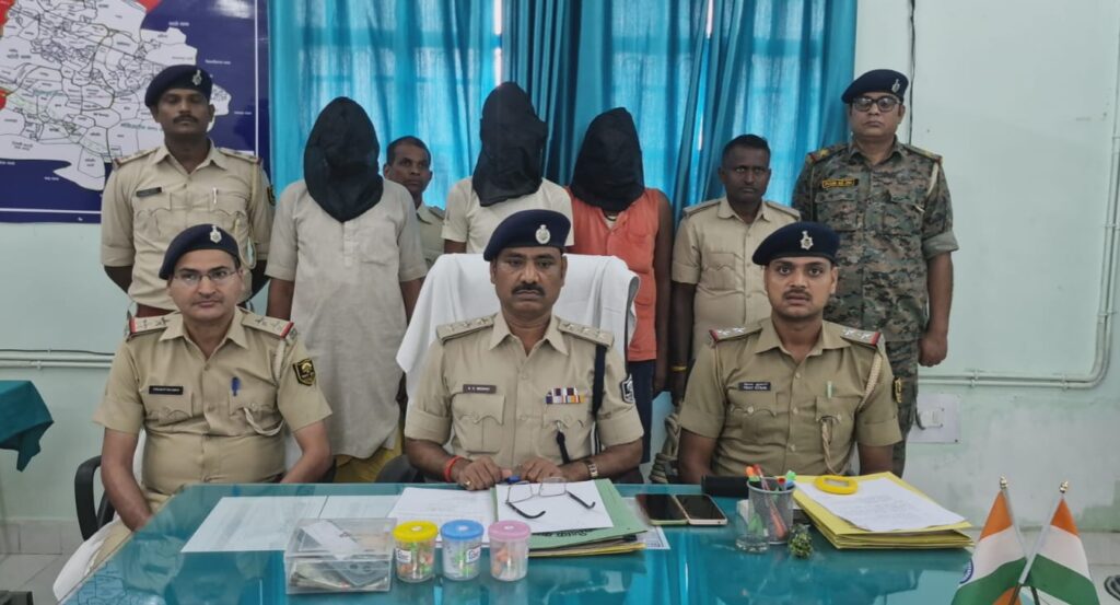 समस्तीपुर के इस चाय दुकान में चल रहा था ‘मादक पदार्थ’ का खेल, 101 कैप्सूलनुमा डिब्बियों में रखा 'कोटा' के साथ पिता-पुत्र समेत तीन गिरफ्तार 1 IMG 20260529 WA0059