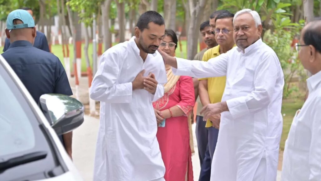 पिता का आशीर्वाद, गांधी की धरती से शुरुआत…; निश्चय रथ पर चंपारण के लिए निकले निशांत 1 Nishant Nitish 1777789653604 1