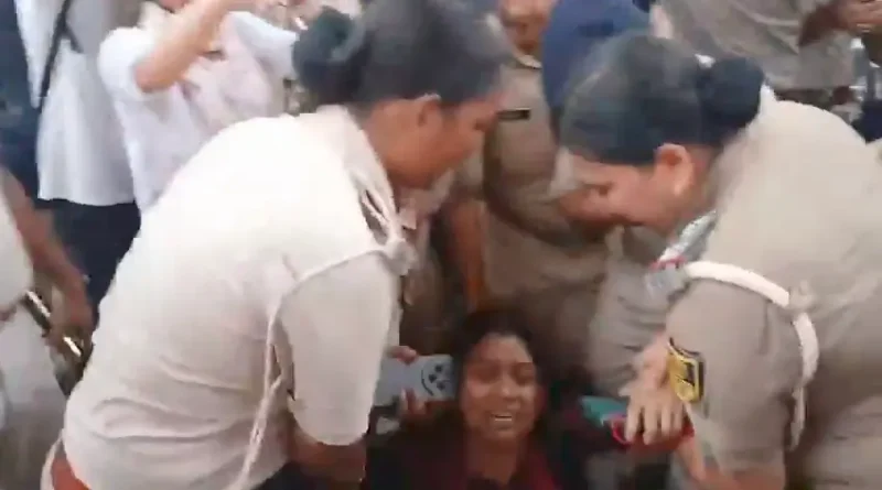 पटना में TRE-4 प्रदर्शन, लड़कियों को पुलिस ने घसीटा, शिक्षा मंत्री कोई निश्चित डेट की बजाय जल्द का दे रहे आश्वासन 1 Videoshot 20260520 120036