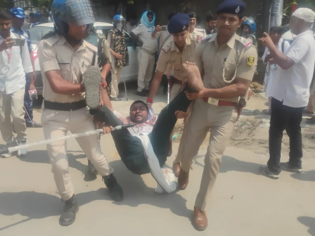पटना में शिक्षक अभ्यर्थियों पर लाठीचार्ज, TRE 4 विज्ञापन में देरी से नाराज छात्र सड़क पर उतरे, मचा बवाल 1 WhatsApp Image 2026 05 08 at 132646 1778228605499 1778228605634