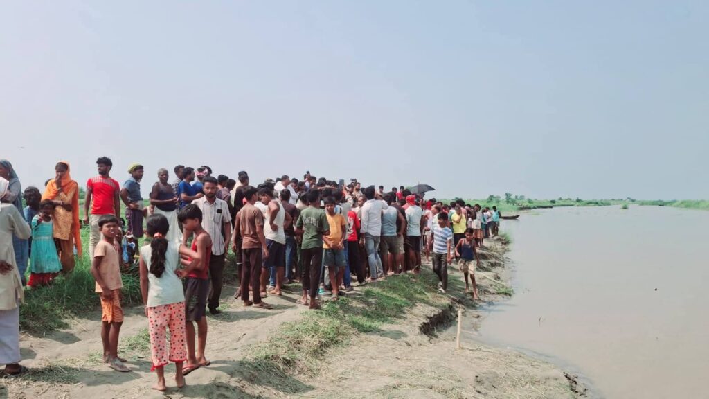 बिहार में बड़ा नाव हादसा: मूंग तोड़ने जा रहे ग्रामीणों से भरी नाव पलटी, रेस्क्यू ऑपरेशन जारी 1 FB IMG 1780985412828