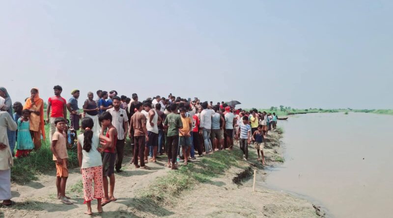 बिहार में बड़ा नाव हादसा: मूंग तोड़ने जा रहे ग्रामीणों से भरी नाव पलटी, रेस्क्यू ऑपरेशन जारी 1 FB IMG 1780985412828