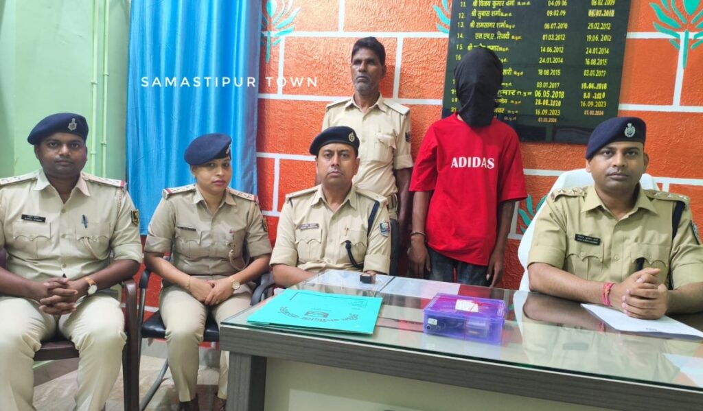 उजियारपुर थाने की पुलिस ने धमुआ चौक के पास लोडेड पिस्टल और 10 कारतूस के साथ शातिर अपराधी को किया गिरफ्तार 1 IMG 20260605 WA0100