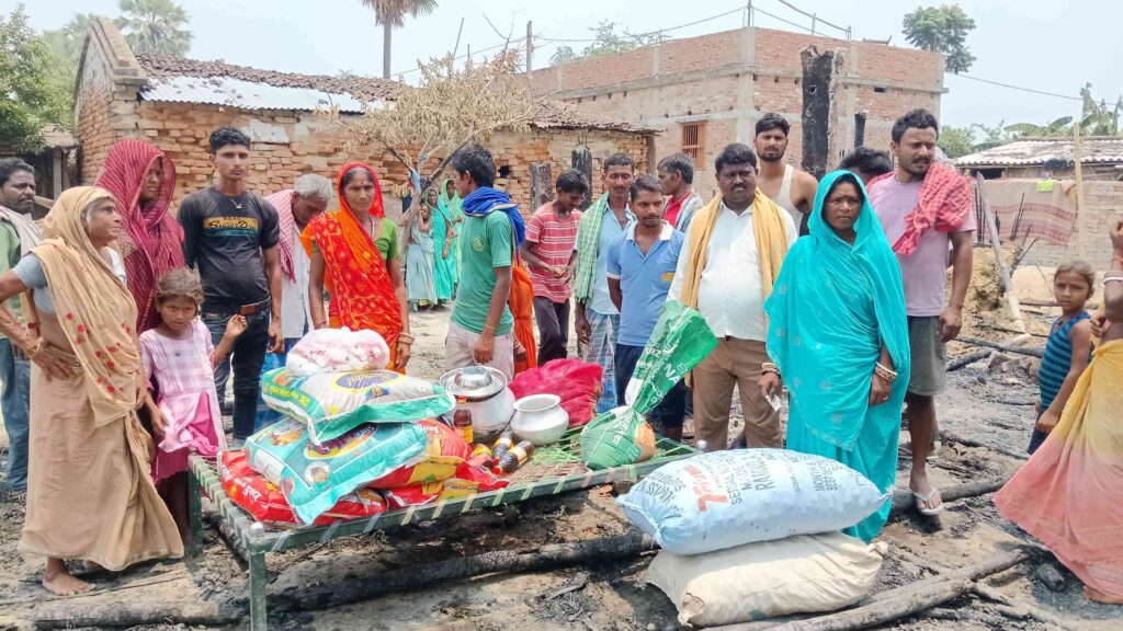 24 घंटे में अग्निपीड़ितों तक पहुंची राहत, समस्तीपुर के चर्चित समाजसेवी राजू सहनी ने दिया 6 महीने का राशन 1 IMG 20260609 WA0024