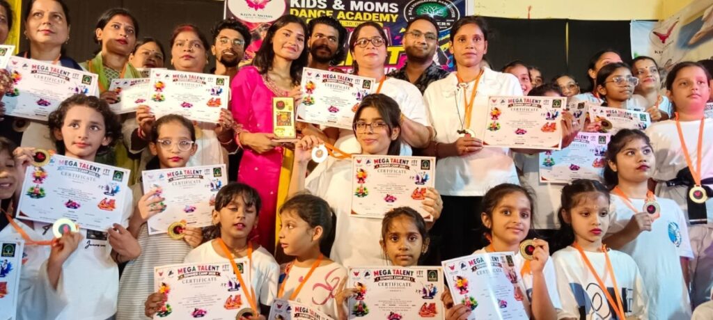 Kids & Moms Dance Academy में मेगा टैलेंट समर कैंप 2026 का भव्य समापन, बच्चों ने दिखाई प्रतिभा की चमक 1 IMG 20260610 WA0119