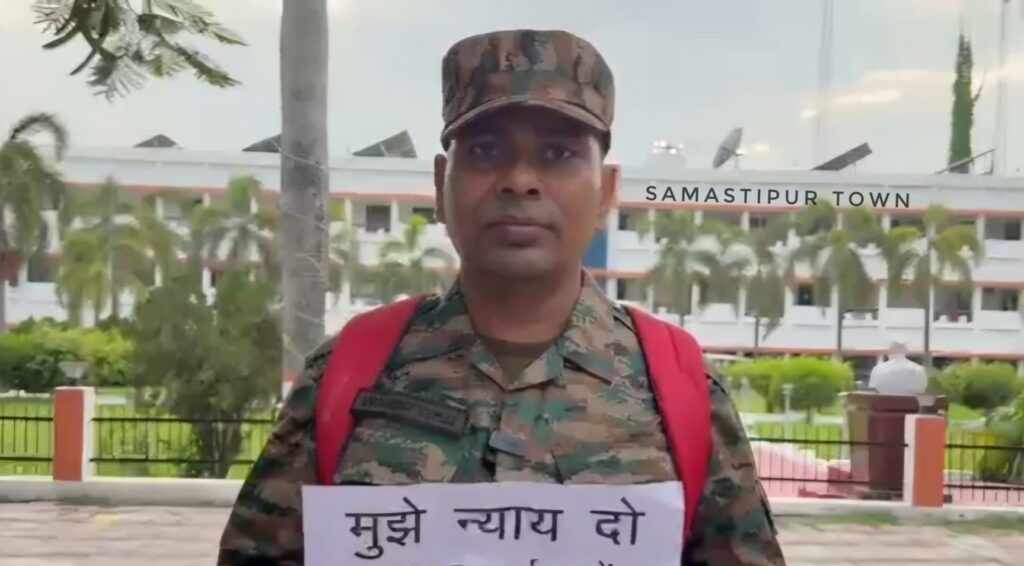 समस्तीपुर : वर्दी पहनकर हाथ में तख्ती लेकर न्याय की गुहार लगा रहा आर्मी जवान, आठ माह बाद भी दर्ज नहीं हुई FIR 1 IMG 20260612 WA0129