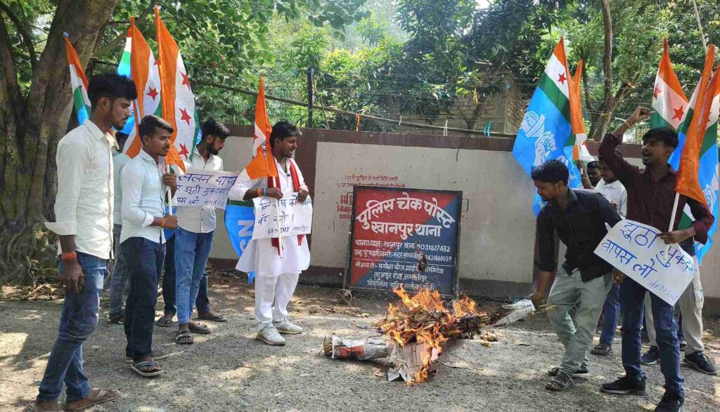 ह'त्याकांड को लेकर हुए सड़क जाम व विरोध-प्रदर्शन मामले में नामजद लोगों के समर्थन में NSUI का प्रदर्शन, खानपुर थानाध्यक्ष का पुतला फूंका 1 IMG 20260612 WA0158 1