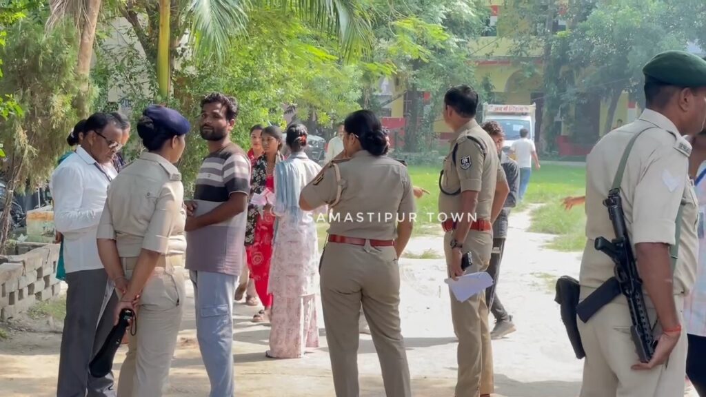 सिपाही भर्ती परीक्षा के दौरान जुड़वां भाइयों ने बढ़ायी समस्तीपुर पुलिस की परेशानी, इंटेलिजेंस की AI रिपोर्ट पर बीच परीक्षा में पुलिस की दस्तक 1 IMG 20260614 WA0067