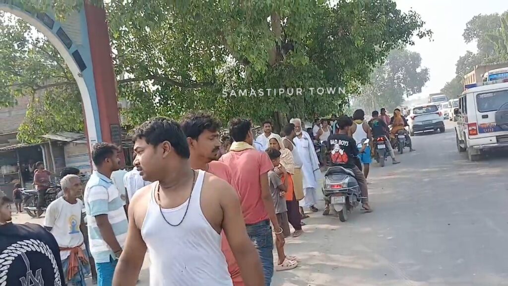 समस्तीपुर : हाईवा ट्रक की ठोकर से सैलून जा रहे साइकिल सवार युवक की मौ'त, आक्रोशित लोगों ने किया सड़क जाम 1 IMG 20260614 WA0131